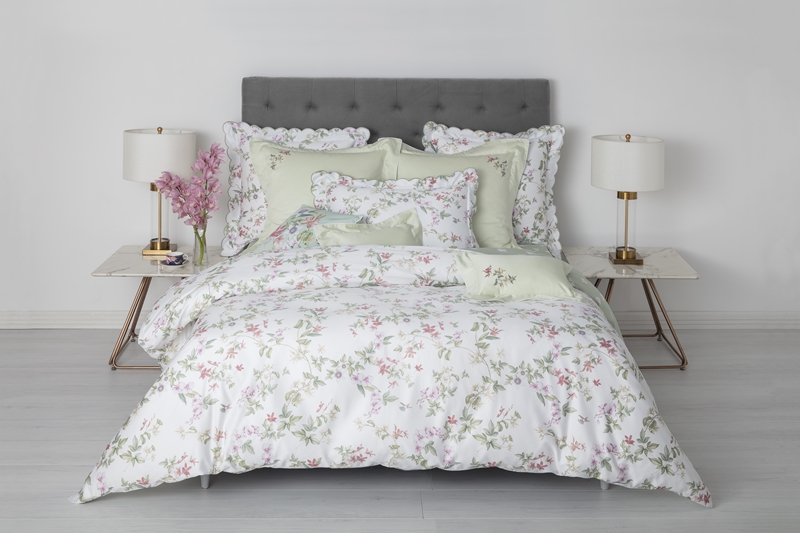 Hummingbird 蜂鳥印花四件式床組，定價NTD32,800。