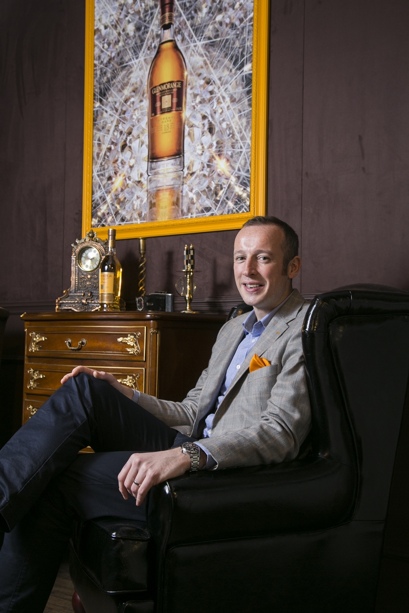 2014年加入格蘭傑公司的Brendan McCarron，主導和參與糖果屋（Glenmorangie Milsean）、Glenmorangie Bacalta兩款私藏系列酒品的製程，成為總製酒師Dr. Bill Lumsden的左右手，並獲得「首席製酒師」頭銜。