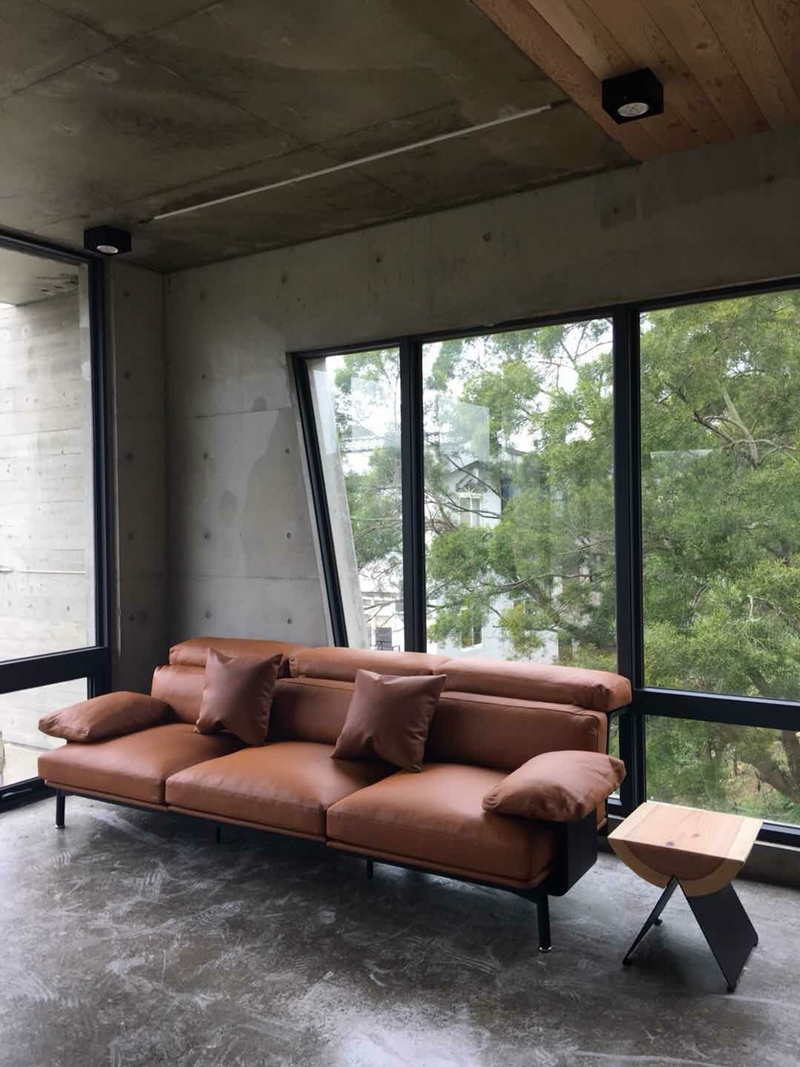 屋內配備德國Ballerina原裝進口廚具、德國陶瓷衛浴國寶級品牌DURAVIT衛浴設備以及法國Schneider Electric開關面板等，不忘在細節呈現整體美感。