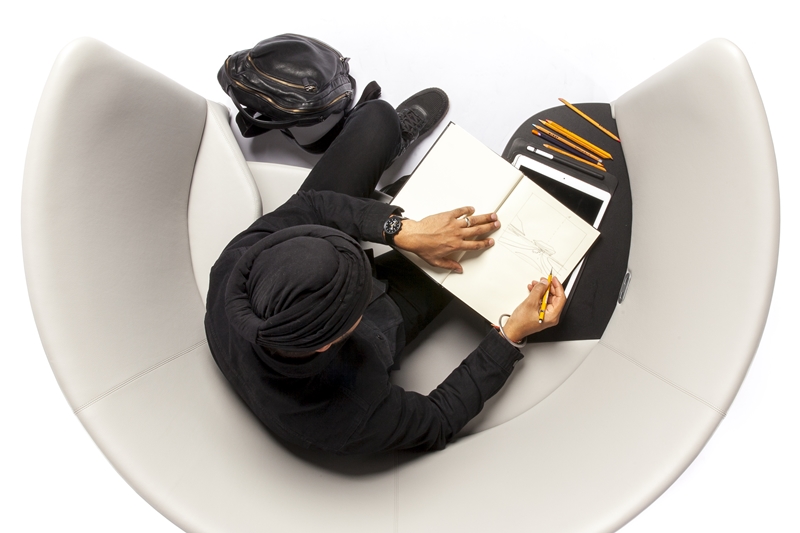 由Foster + Partners設計，伯爵那（Poltrona Frau）負責生產製造的拱型躺椅（The Cove Lounge Chair）／Image: courtesy of ©Aaron Hargreaves。