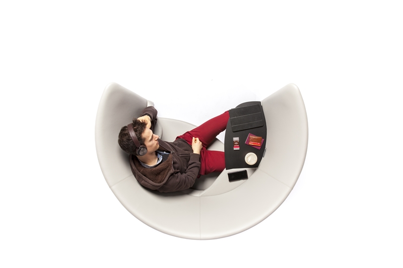 由Foster + Partners設計，伯爵那（Poltrona Frau）負責生產製造的拱型躺椅（The Cove Lounge Chair）／Image: courtesy of ©Aaron Hargreaves。