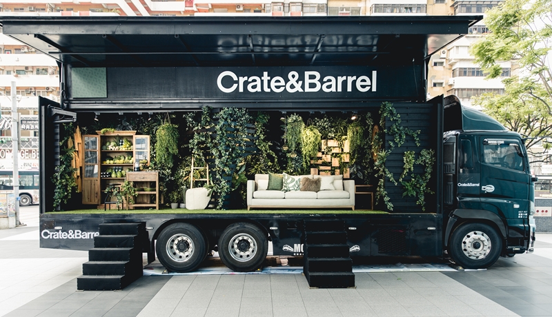 Crate and Barrel品牌形象概念車，將綠意棲息的愜意居家室內場景轉移至行動貨櫃車上。