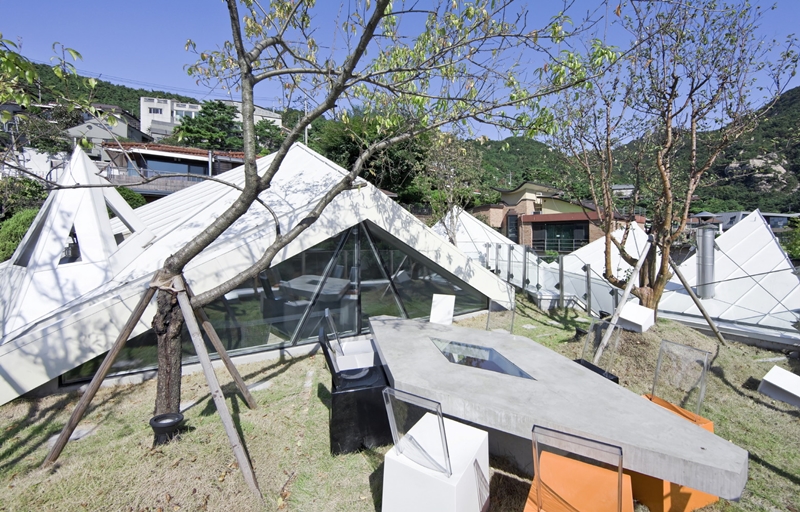 如花瓣般向上綻放的房屋外牆。