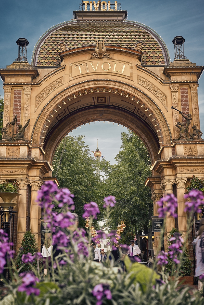 蒂沃利花園（Tivoli Garden）氣派宏偉的大門。