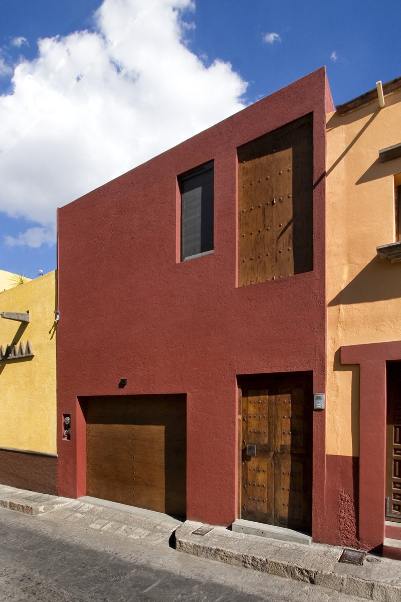 房屋外牆與內部採用同一種紅色，加強整體統一的調性。