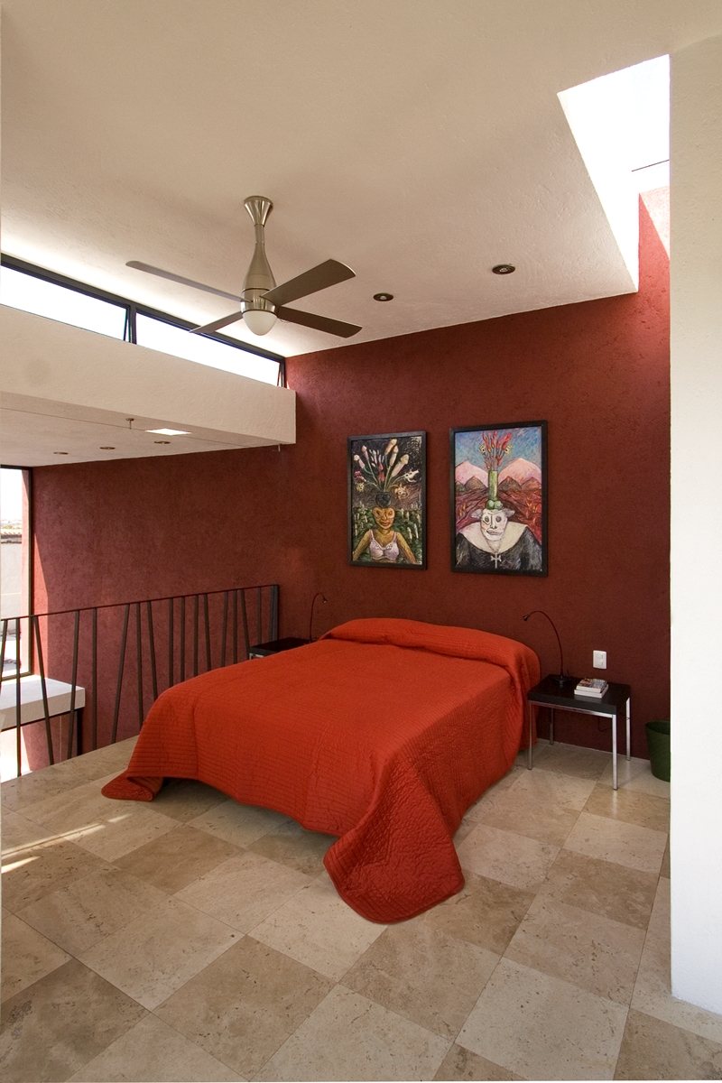鮮紅床罩呼應牆面色彩，與藝術畫作形成有趣氛圍。