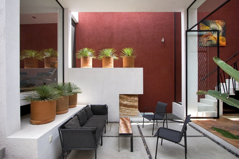 熱帶植栽與艷紅牆面，散發強烈的風格，令人印象深刻。