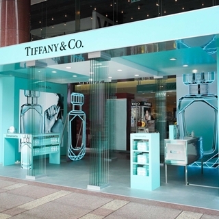 為經典淡香精披上精緻華服，Tiffany & Co....