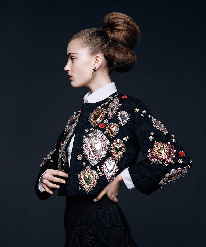 外套、襯衫、內搭短褲、耳環，Dolce & Gabbana。
