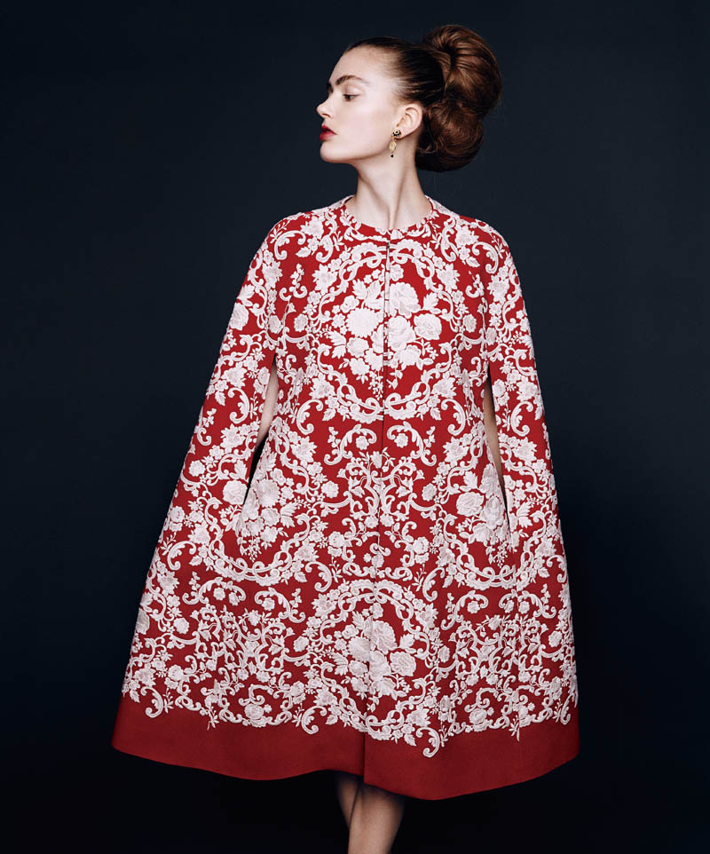 斗篷、洋裝、耳環，Dolce & Gabbana。