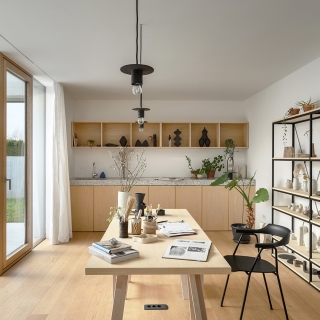 【#Architecture】鬧中取靜的住辦小天地；中庭式平房設計強調出混凝土建...