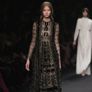 Valentino 2015秋冬的浪漫 女性優雅的波...