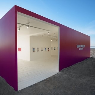 SAINT LAURENT攜手日本藝術家SHO SHIBUYA於邁阿密海灘打造紅...