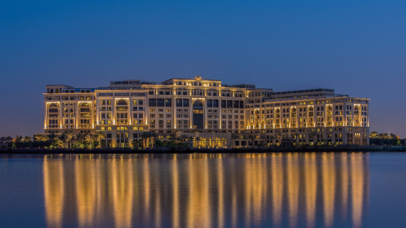 Palazzo Versace：杜拜沙漠裡的奢華女妖傳奇