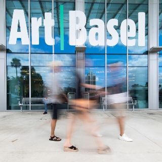 動盪世代的控訴與反思，巴塞爾藝術展集結多元藝術品，為...