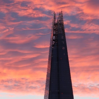 與陽光雲海嬉戲，高技建築碎片塔矗立倫敦無邊天際線