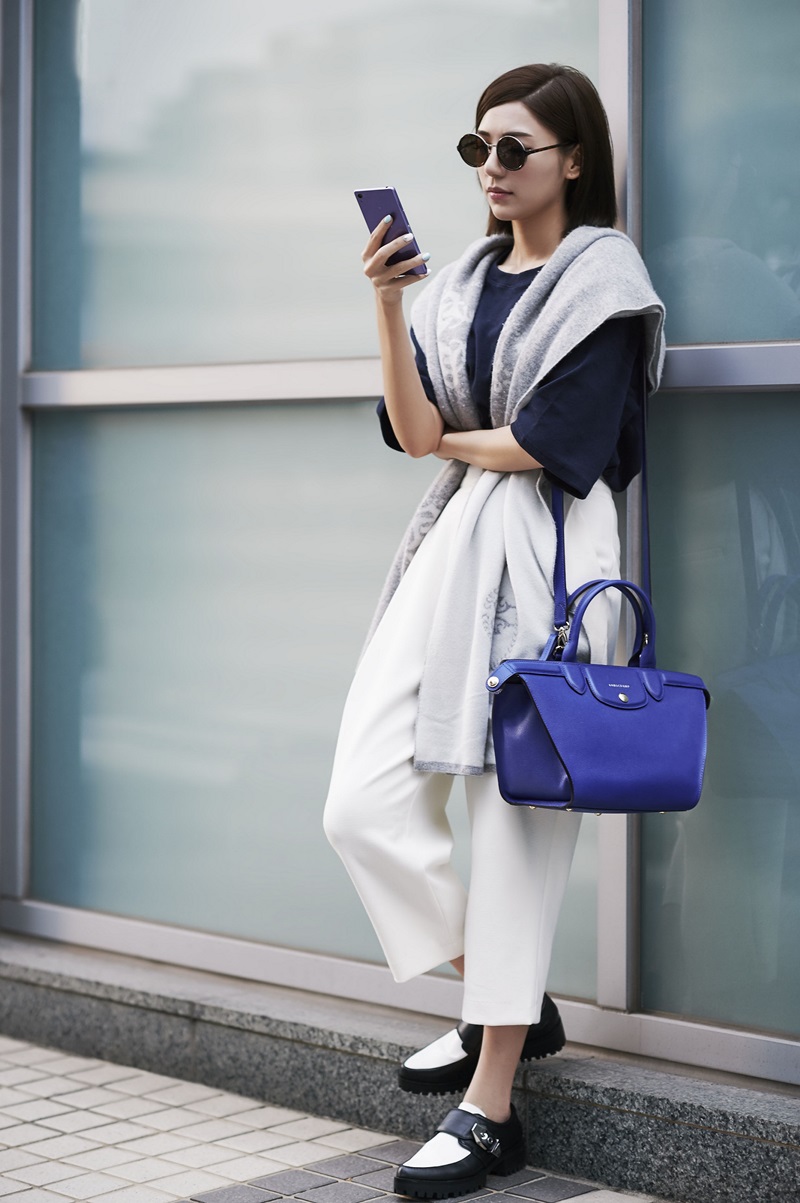 全民女神郭雪芙揹上藍色款Longchamp Le Pliage Heritage MINI