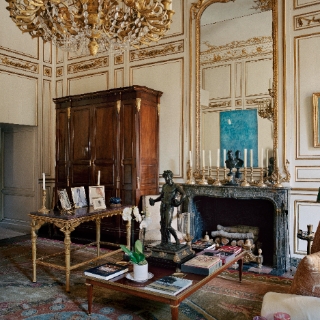 時尚大師的宅邸就是不同凡響，佳士得拍賣呈獻紀梵希的珍奇藝品與古典家具