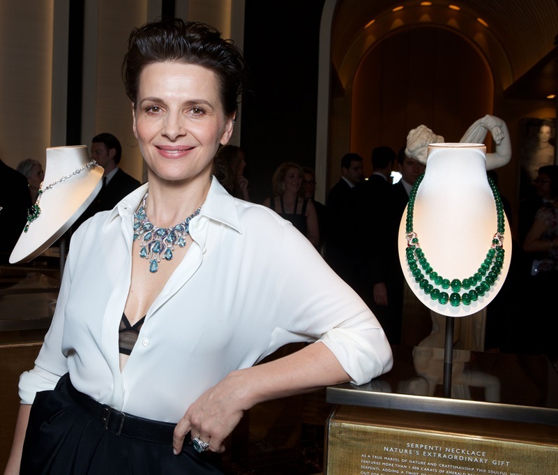 奧斯卡影后茱麗葉畢諾許(Juliette Binoche)配戴BVLGARI 頂級珠寶鉑金海水藍寶石與藍寶石鑽石項鍊