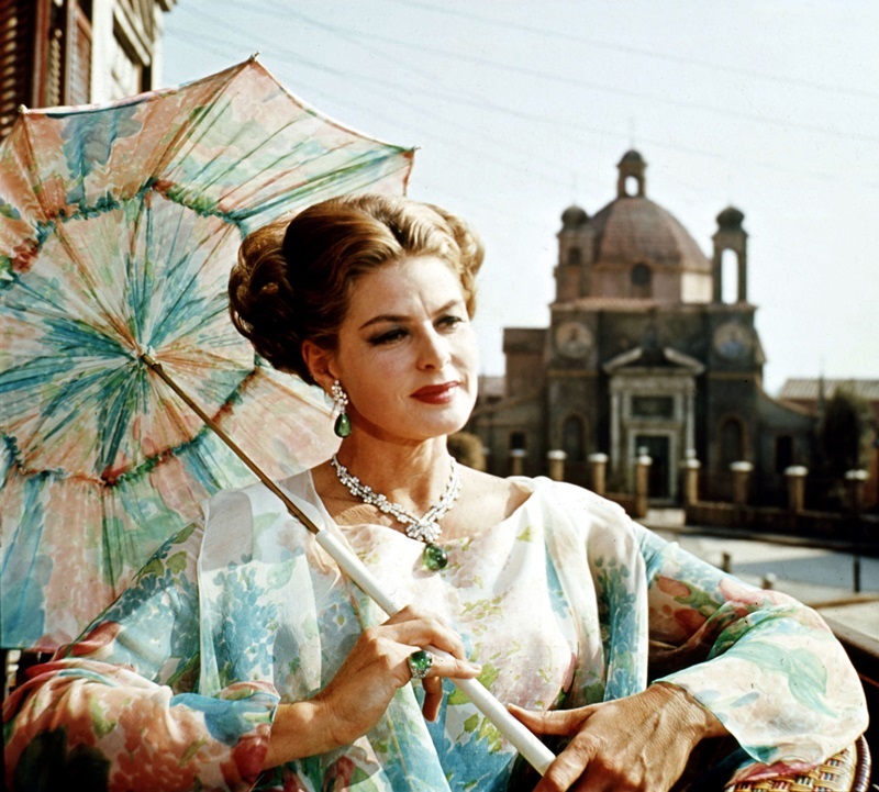傳奇巨星英格麗褒曼(Ingrid Bergman)在1964《貴婦怨》電影中佩戴寶格麗頂級珠寶