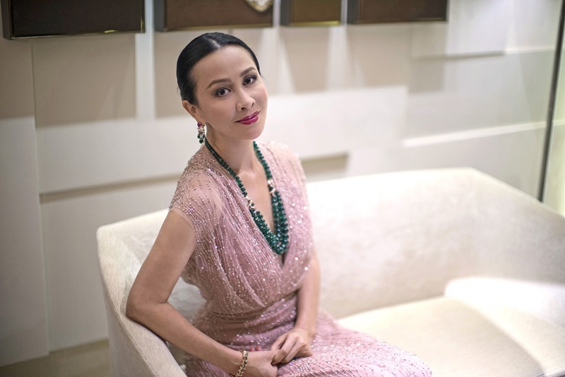 劉嘉玲佩戴BVLGARI 2014巴黎古董雙年展最新作品 Serpenti祖母綠項鍊、耳環及手鐲亮相