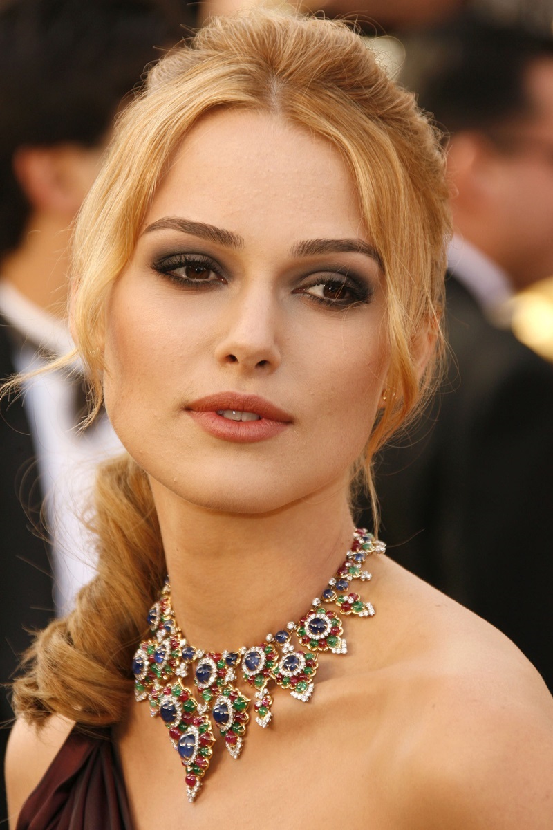 好萊塢巨星綺拉奈特莉(Keira Knightley)佩戴寶格麗1960年代晚期的Vintage典藏古董珠寶系列珠寶作品