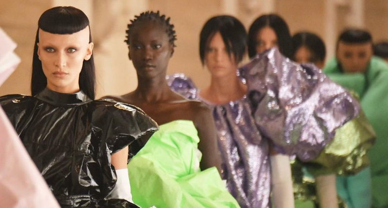 2022秋冬時裝秀，Marc Jacobs戲劇張力的視覺效果展現出高級訂製服般華麗氛圍