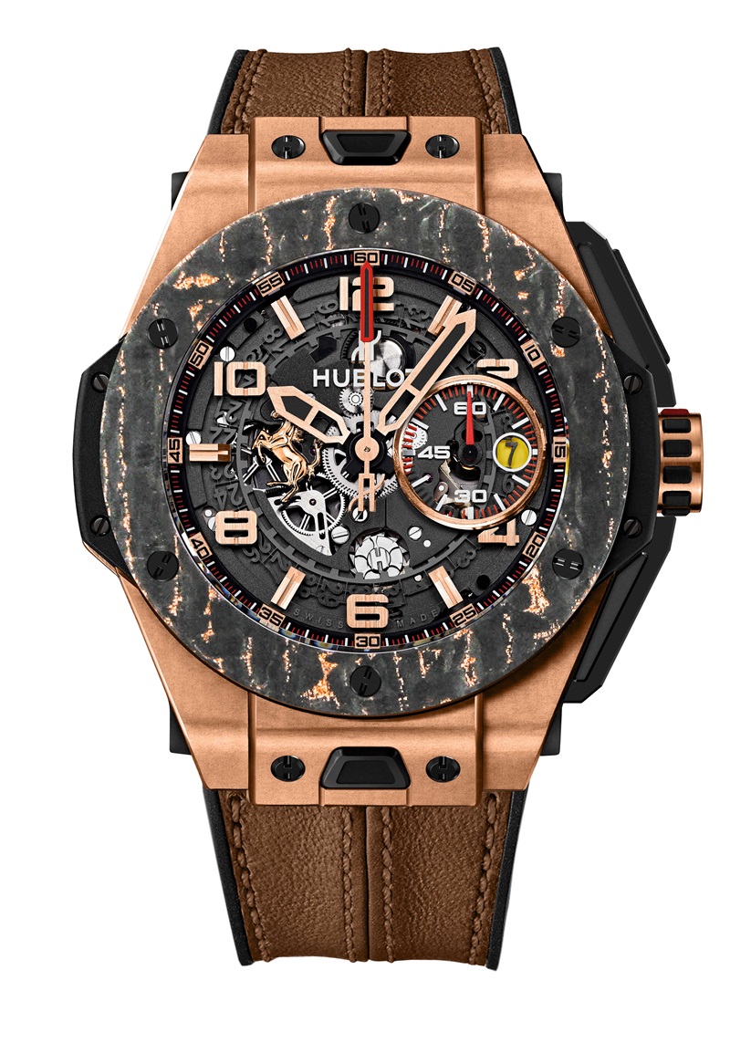 3.Big Bang Ferrari Carbon King Gold / Titanium 碳纖維與金屬複合材質錶圈。

碳纖維與金屬前所未有的融合！HUBLOT宇舶錶Big Bang Ferrari Carbon King Gold / Titanium 首次搭載全新合成材質，首次讓金屬均勻附著於碳纖維材質之上，創造出附著18K King Gold或鈦金屬的碳纖維錶圈。全新合成材質金屬碳纖維的元素性質在融合過程中完美互補，相得益彰。此款腕錶搭載宇舶錶工廠自主設計、研發和製造的UNICO機芯並首次以全黑版本問世。透過錶盤和藍寶石鏡面，黑色PVD塗層主夾板、錶橋和自動盤清晰可見。耀眼的微噴砂塗層不僅增強錶殼硬度，同時賦予絲滑金屬質感。錶殼中部的按鈕以旋轉軸固定，與汽車踏板有異曲同工之妙。錶盤於9點鐘位置鑲嵌法拉利躍馬圖騰，分鐘計時盤和日期窗則位於3點鐘位置，以法拉利盾牌色呈現。