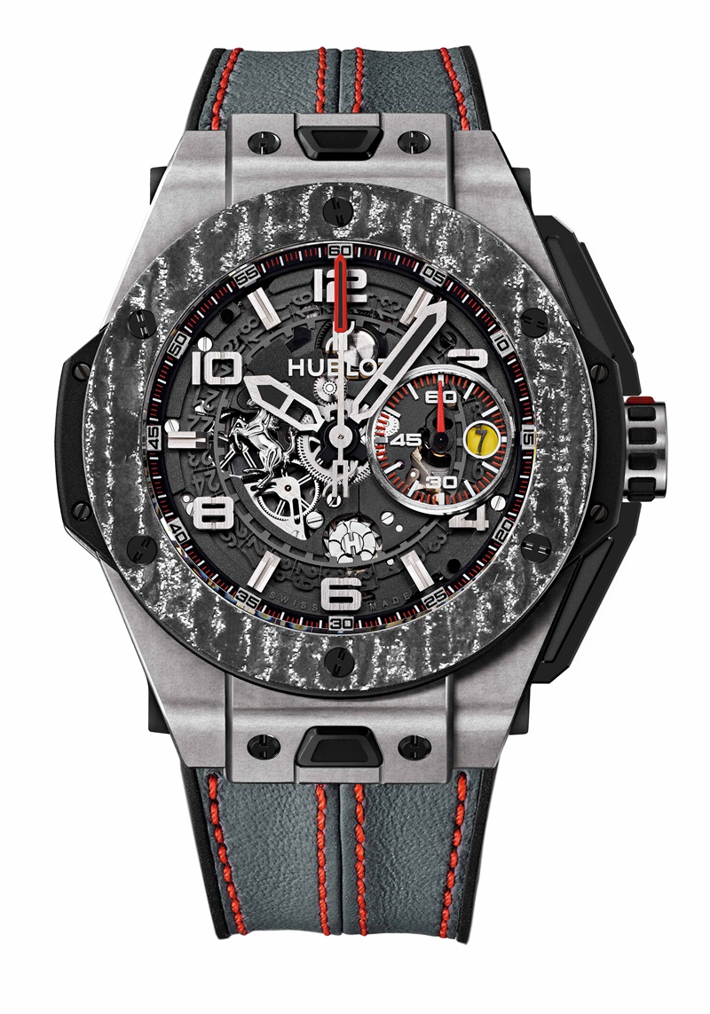 3.Big Bang Ferrari Carbon King Gold / Titanium 碳纖維與金屬複合材質錶圈。

碳纖維與金屬前所未有的融合！HUBLOT宇舶錶Big Bang Ferrari Carbon King Gold / Titanium 首次搭載全新合成材質，首次讓金屬均勻附著於碳纖維材質之上，創造出附著18K King Gold或鈦金屬的碳纖維錶圈。全新合成材質金屬碳纖維的元素性質在融合過程中完美互補，相得益彰。此款腕錶搭載宇舶錶工廠自主設計、研發和製造的UNICO機芯並首次以全黑版本問世。透過錶盤和藍寶石鏡面，黑色PVD塗層主夾板、錶橋和自動盤清晰可見。耀眼的微噴砂塗層不僅增強錶殼硬度，同時賦予絲滑金屬質感。錶殼中部的按鈕以旋轉軸固定，與汽車踏板有異曲同工之妙。錶盤於9點鐘位置鑲嵌法拉利躍馬圖騰，分鐘計時盤和日期窗則位於3點鐘位置，以法拉利盾牌色呈現。