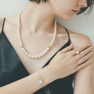 爛漫夏季珠寶選：綻放的燦爛金陽與斑斕色調，虹彩鑽寶、白皙珍珠首飾演繹熱情活力