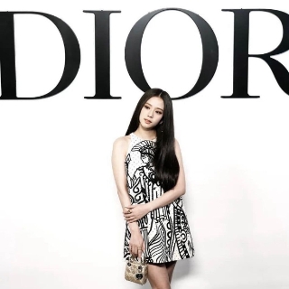 Dior品牌大使Jisoo演繹2022早秋時裝系列，...