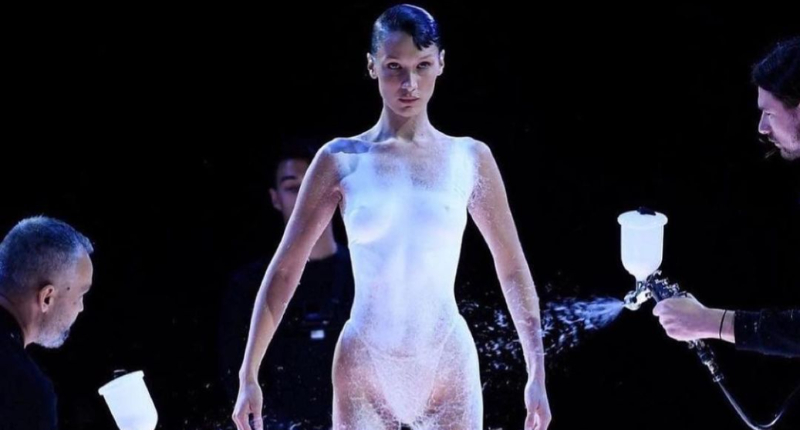 【#Collection】2022巴黎時裝週：ISSEY MIYAKE為設計帶來歡樂、希望和光亮，魔幻般的Bellahadid裸身演繹Coperni未來感時尚。