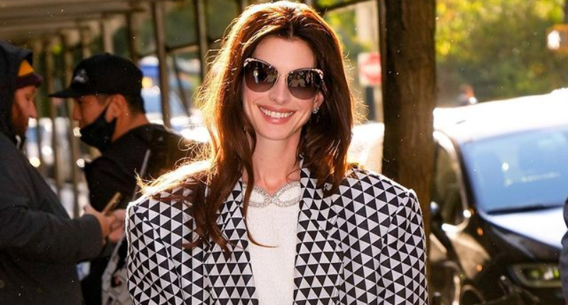 【#Private Choice】輕巧穿出秋冬明星氣場，欣賞Anne Hathaway率真優雅魅力個性風，長短版格紋設計外套展現女性剛柔並濟之美！
