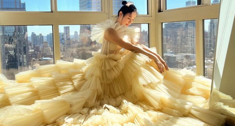 【#生活消費】2022紐約新娘時尚週，皇室風的ELIE SAAB綻放雋永空靈、讓新娘化身為紅毯名人的Andrew Kwon以3D花卉材料讓女人閃亮，永續理念設計的禮服品牌展現愛地球的永恆幸福。