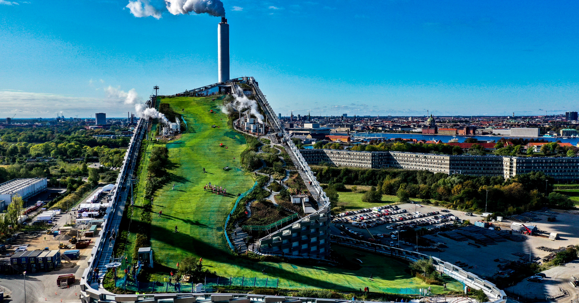 【#Good Design】垃圾發電廠、滑雪場還是攀岩牆？複合式建築結合永續再生能發展、世上最清潔且壯麗的CopenHill綠電廠在丹麥！