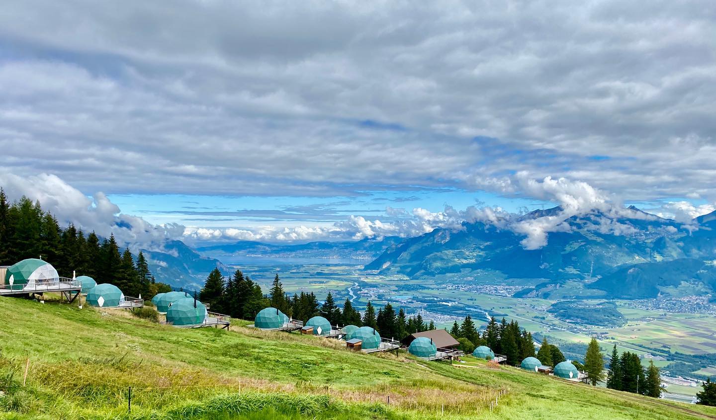 【#Travel】世界綠色酒店選：入住瑞士永續穹頂度假小屋Whitepod！眺望阿爾卑斯山的壯麗山雪絕景、享受與自然為伍的頂尖綠生活