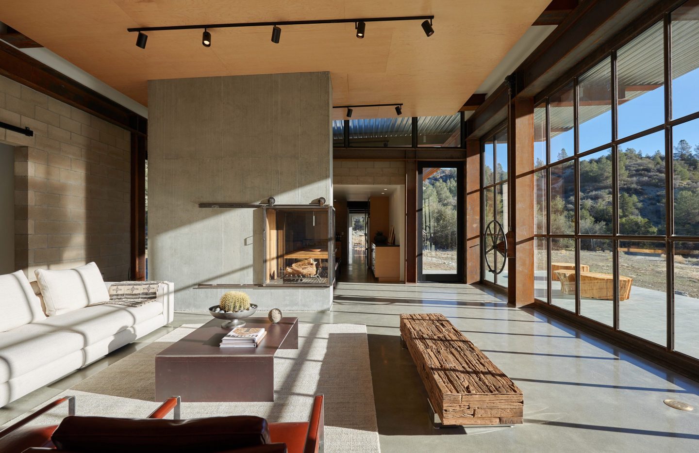 【#Good Design】遠離塵囂的沙漠離網別墅Sawmill House，以回收建材與再生能源打造豪華內飾、淨零生活機能