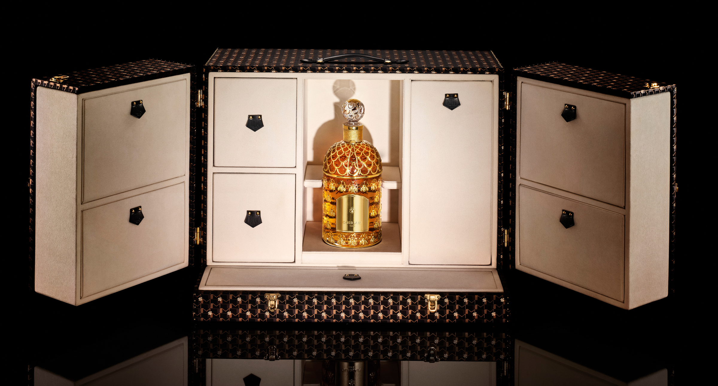 【#Private Choice】Moynat x Guerlain跨界合作推出收藏香水的行李箱！能客製姓名縮寫，成就獨一無二