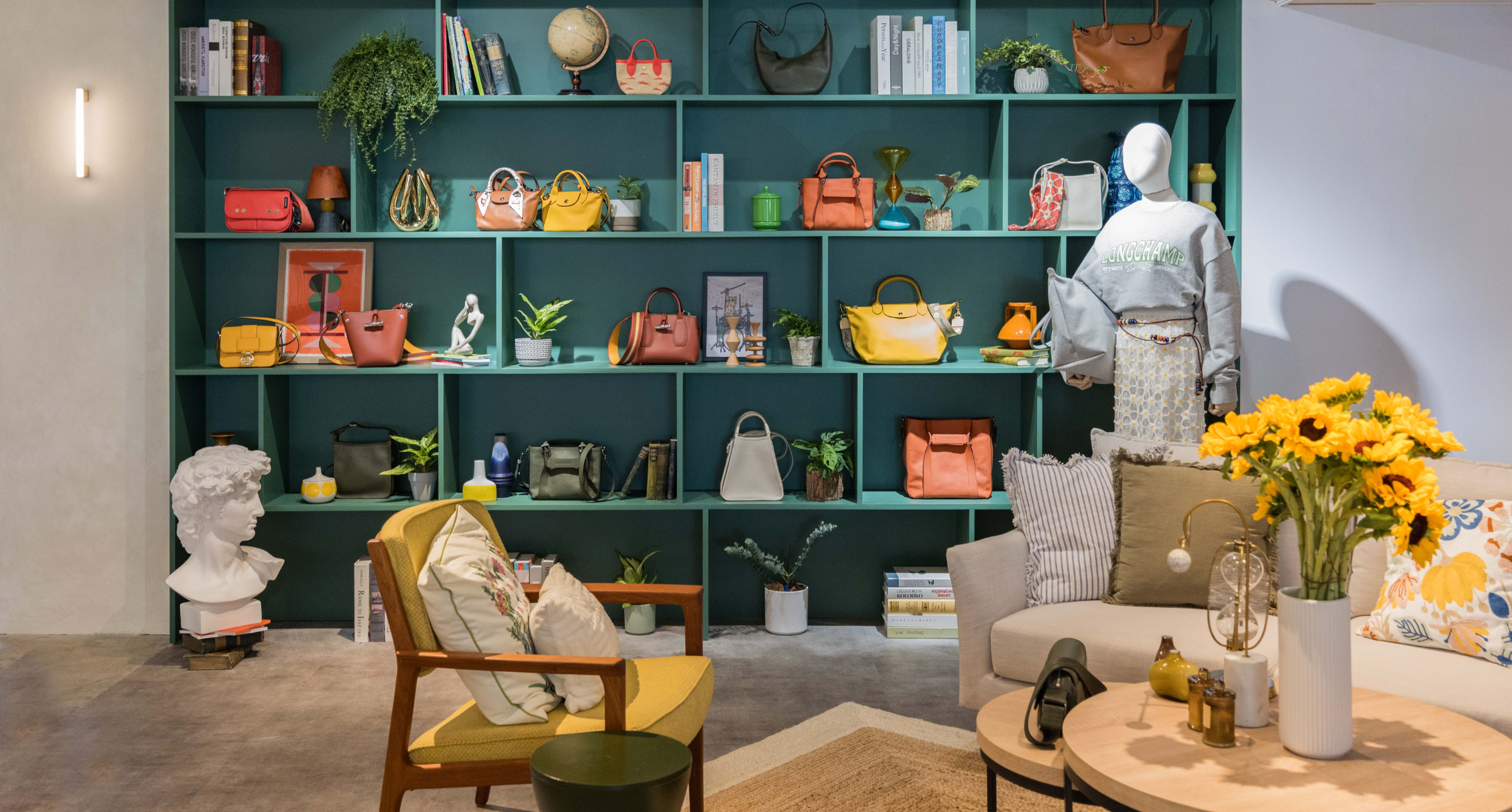 【#Trends】Longchamp 2024春夏新品預覽會巴黎登場，會場化身巴黎藝術生公寓，演繹校園青春穿搭時尚