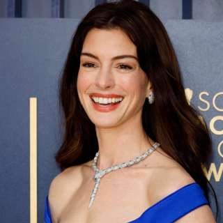 【#Style】Anne Hathaway 華麗現身SAG典禮，天藍色禮服藏巧思...