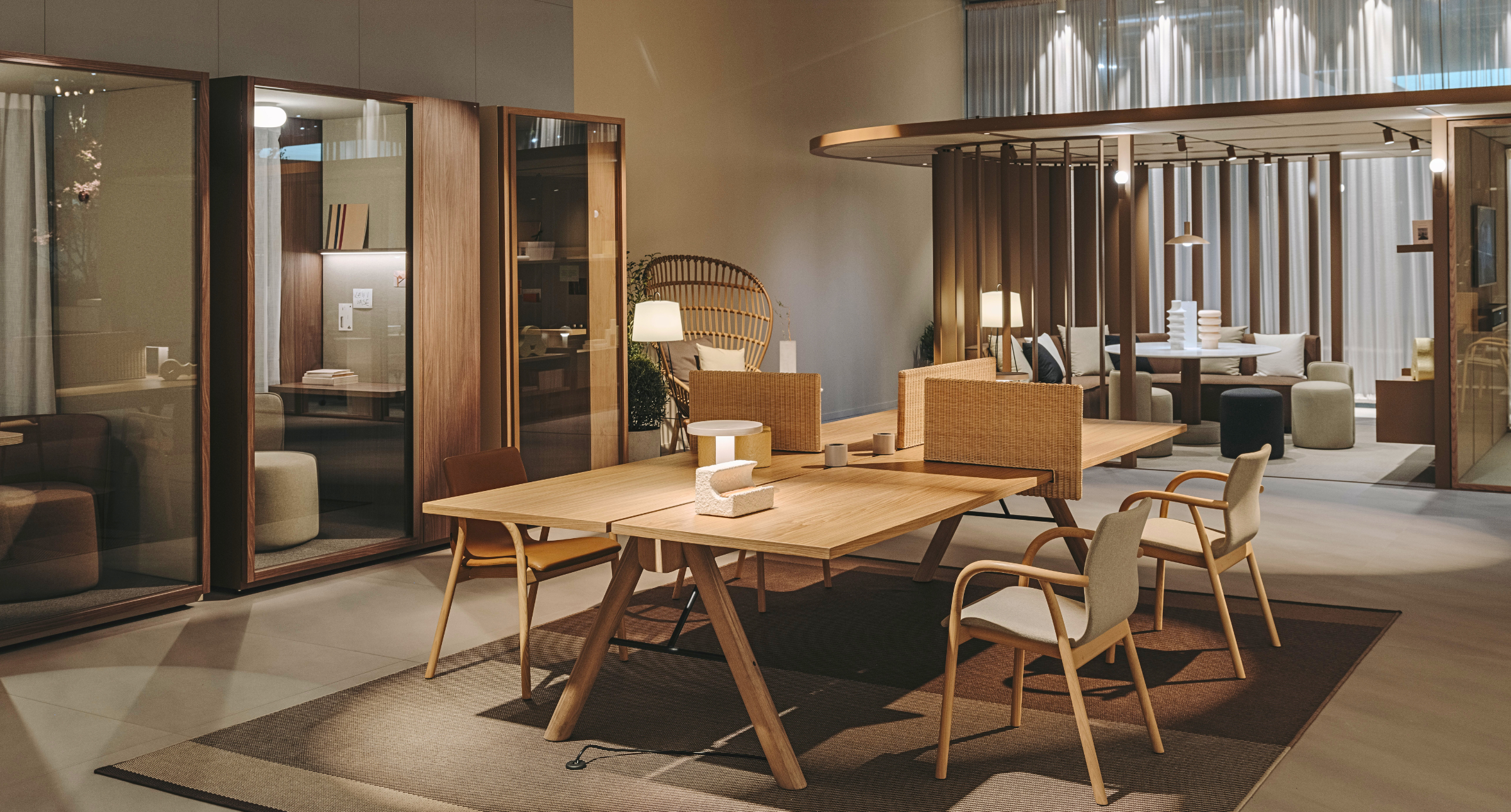 【#Good Design】回顧2024米蘭家具展：西班牙設計師簡約構築典雅展區，開放式空間吸睛程度不輸展品！