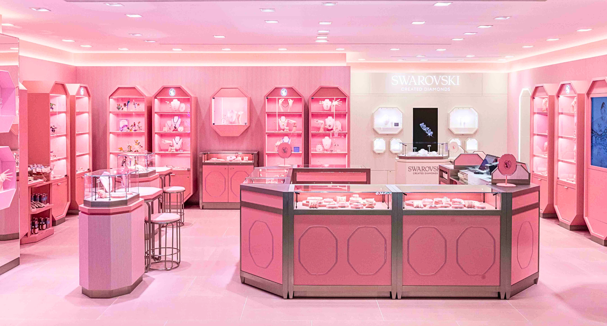 【#Jewelry】Swarovski綻放礦石璀璨能量，粉色概念店嶄新亮相