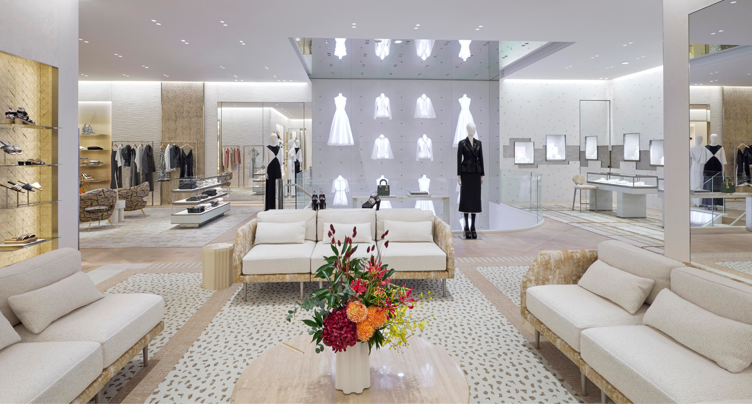 【#News】《淚之女王》金智媛降臨Diamond Towers DIOR全新專賣店！淡雅色調致敬巴黎總店，陳庭妮分享最愛設計