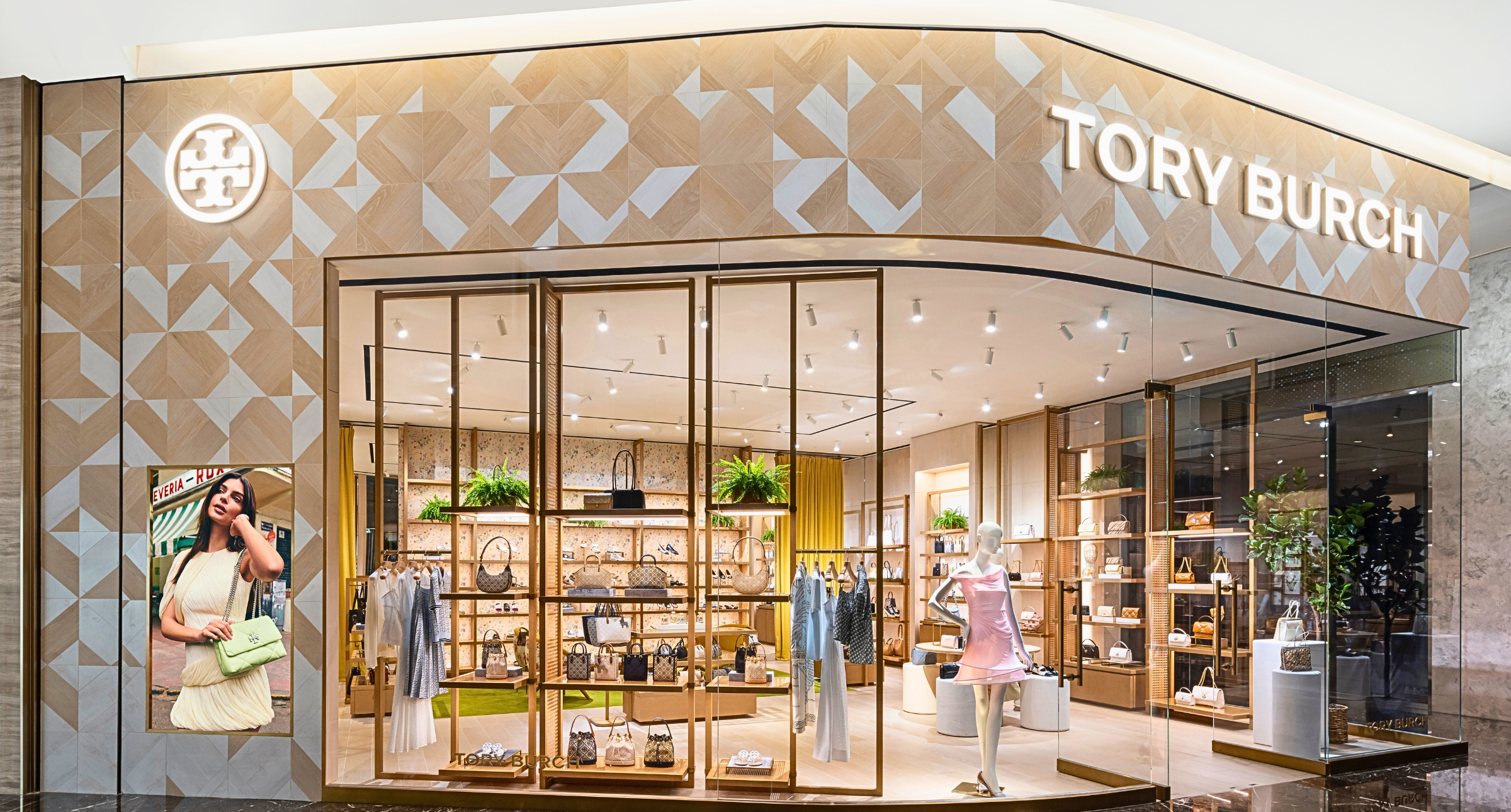 【#News】韓星薛仁雅不畏颱風來台共襄盛舉！TORY BURCH 高雄首間精品店嶄新開幕
