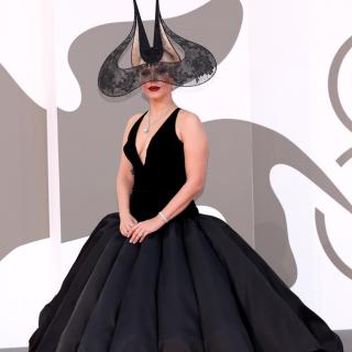 【#News】全新「小丑女」Lady Gaga換上Dior女神戰袍，黑紗帽飾驚豔...