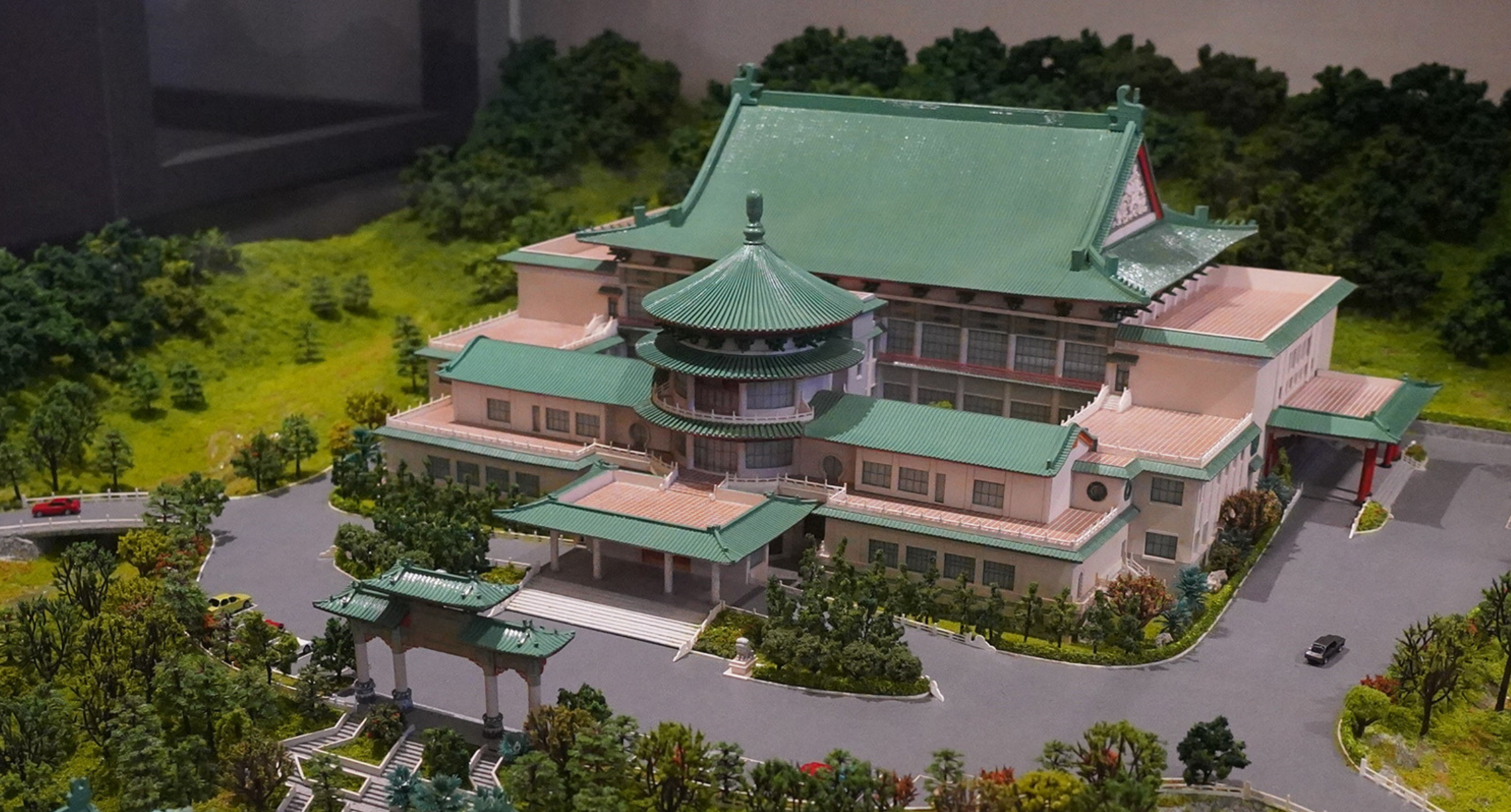 百元鈔上的建築是她設計！臺博館鐵道部舉辦修澤蘭特展，回顧建築名家的獨特風采