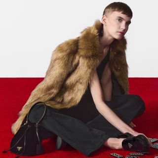 以絲滑之氣作為冬日開場白，Prada 2024冬季系...