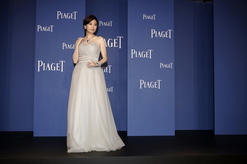 氣質女星賈靜雯，應伯爵之邀出席盛會，Extremely Piaget璀璨珍寶加身，演繹伯爵極致風情