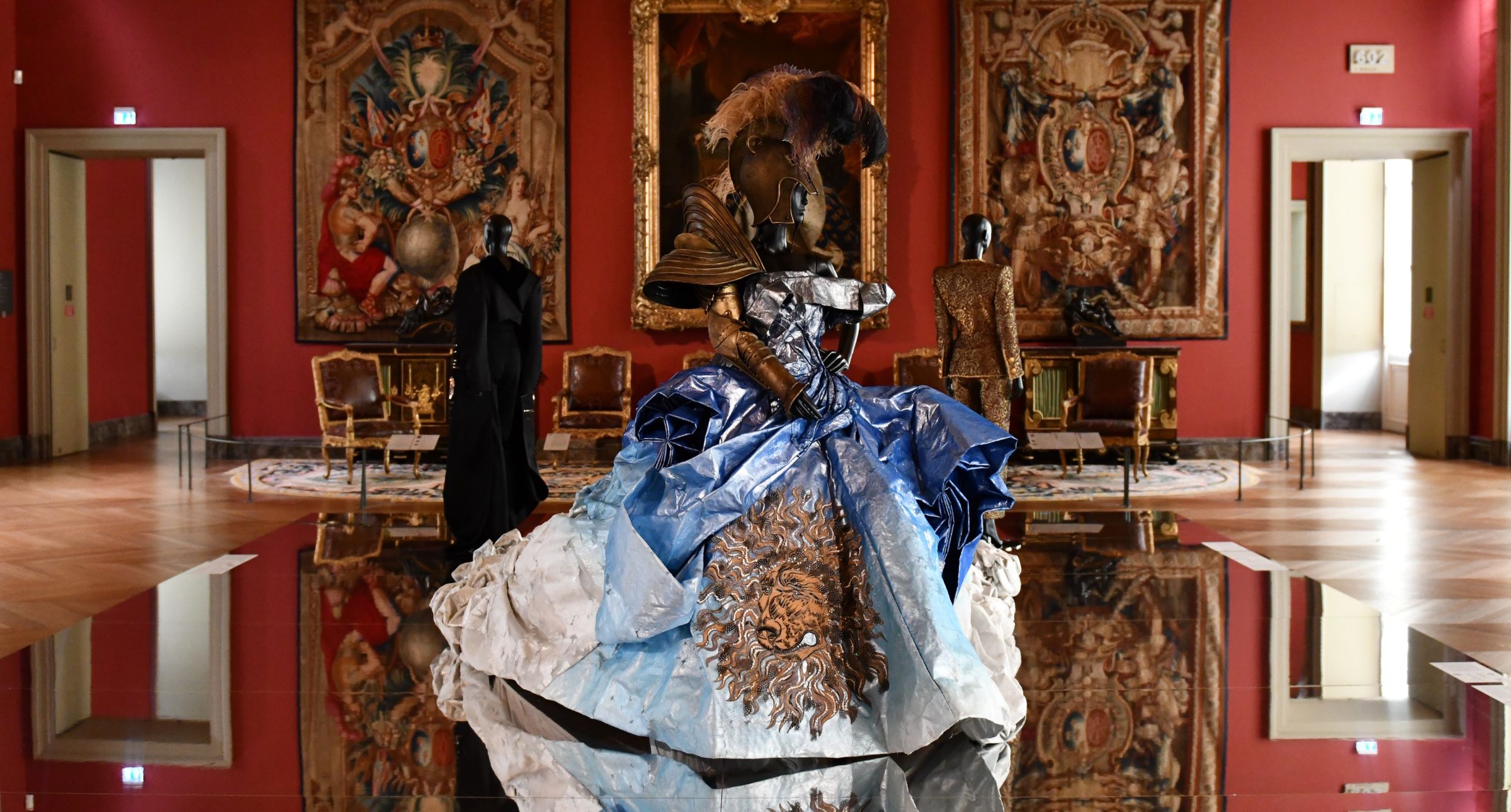 羅浮宮首個服裝展《LOUVRE COUTURE》完美呈現時尚與藝術的對話