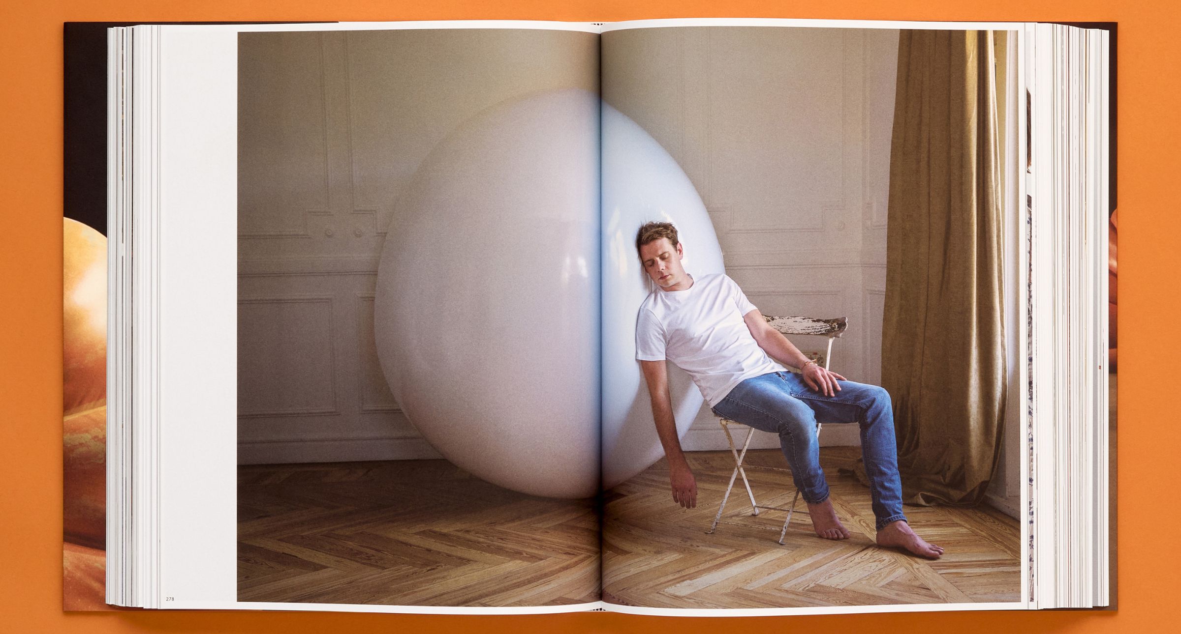 時尚圈近期最期待的一本書，LOEWE《Crafted World Jonathan Anderson’s LOEWE》，回顧創意總監Jonathan Anderson的精彩十年